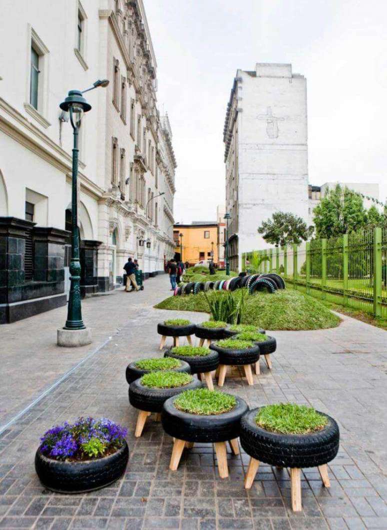 7. Artesanato com pneus: os p&eacute;s de madeira trazem charme para o pneu. Fonte: Placepic
