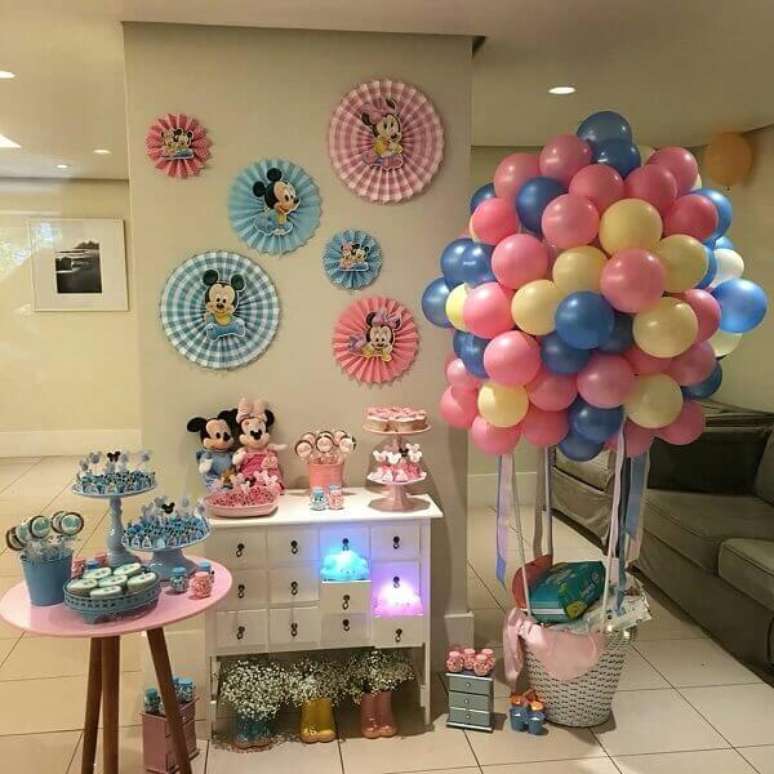 28- No ch&aacute; revela&ccedil;&atilde;o o tema central foram os personagens Mickey e Minnie da Disney. Fonte: Contando um Sonho