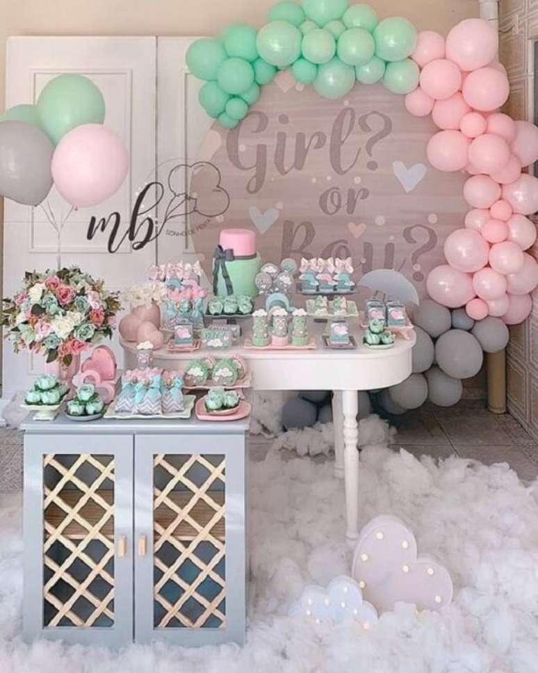 71- As bexigas em paleta candy colors traz um toque especial para o ch&aacute; revela&ccedil;&atilde;o. Fonte: Um Dia De Festa