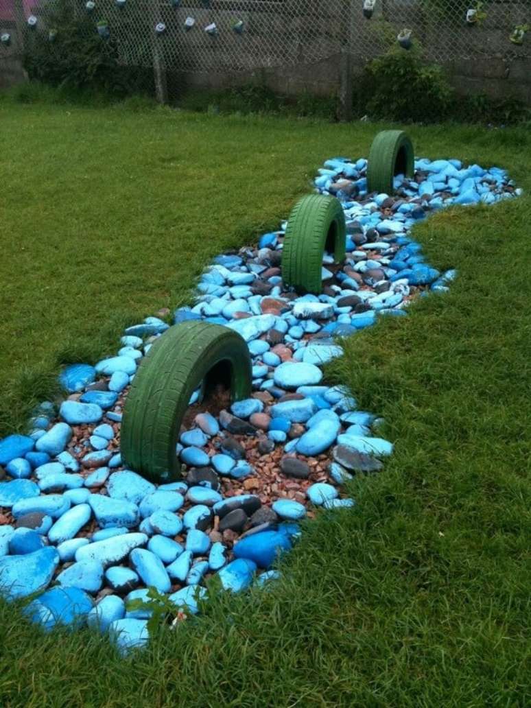 96. Artesanato com pneus: as pedras azuis trazem um toque especial combinadas com os pneus. Fonte: Total Construção