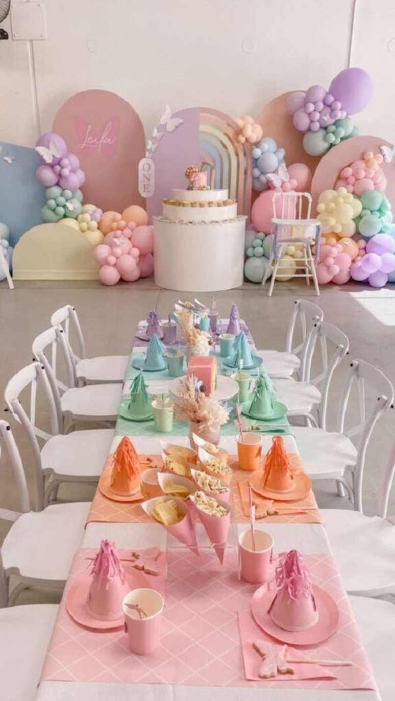 70. Invista na decoração candy colors para sua próxima festa. Fonte: Kara´s Party Ideas