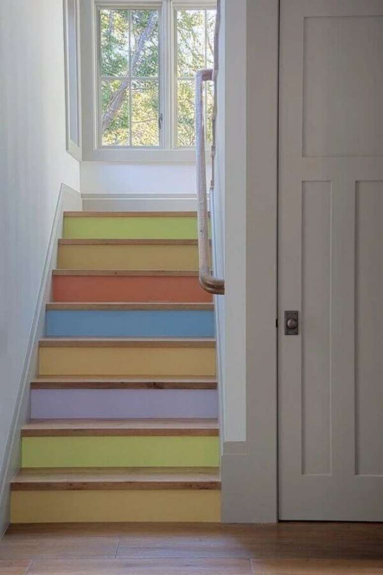 43. Aqui a escada foi decorada com uma paleta de cores candy colors para uma decoração bem divertida – Foto: Polsky Perlstein Architects