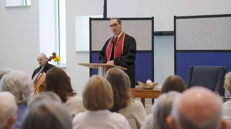 O reverendo Daniel Kanter prega sobre o acesso ao aborto na Primeira Igreja Unitária de Dallas, no Texas