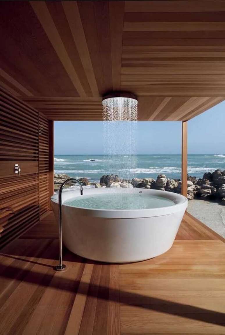 50. Banheiro de luxo com chuveiro de teto e vista para a paisagem do entorno. Fonte: Decor Fácil