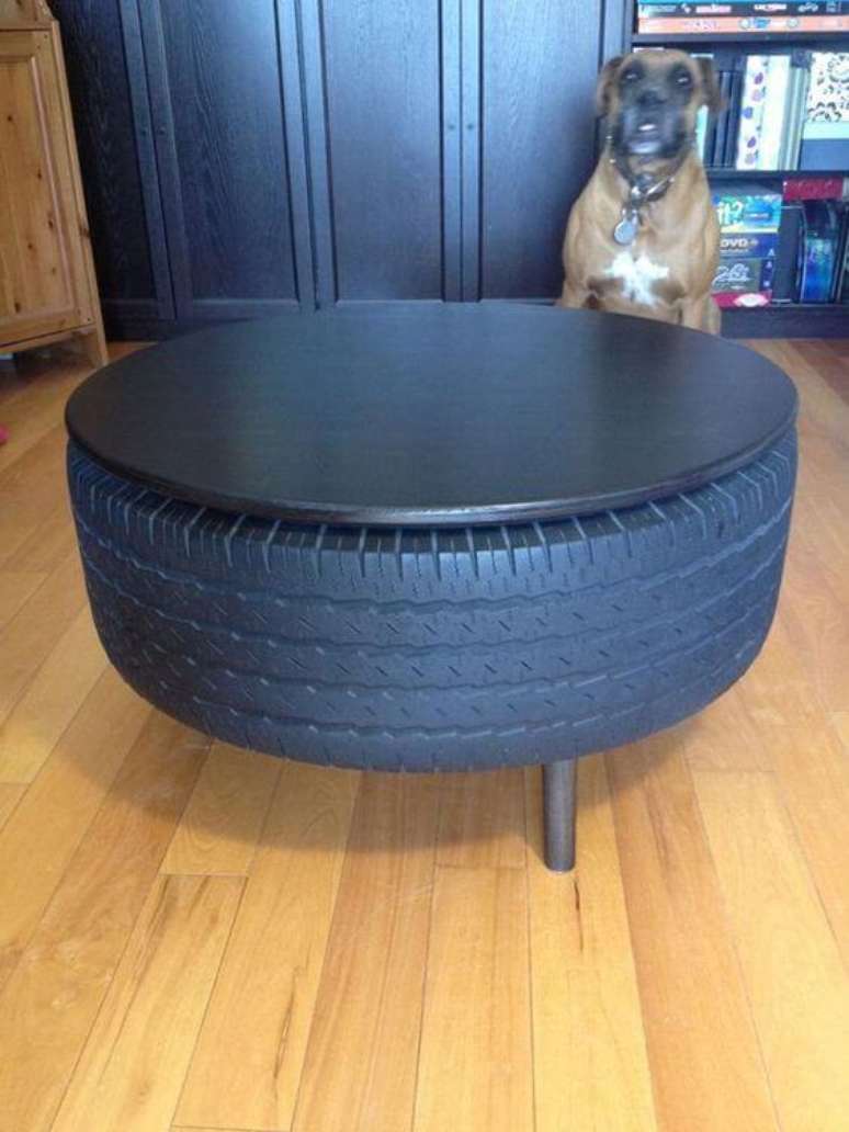 49. Artesanato com pneus: mesa feita com pneu e pés de madeira. Fonte: Como Fazer Artesanatos