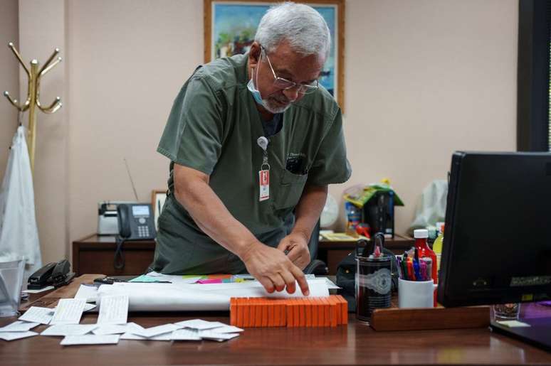 Médico Franz Theard prepara doses de mifepristona na Womens Reproductive Clinic de Santa Teresa, Novo México