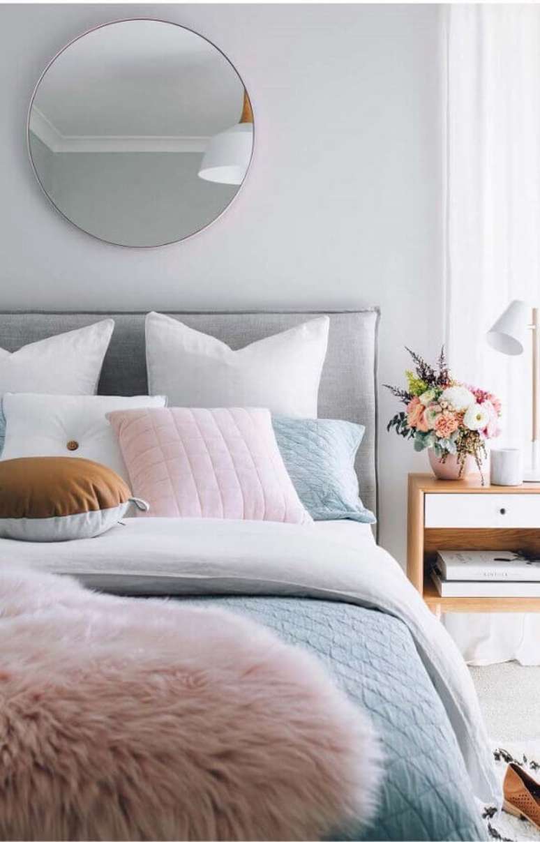 7. Decoração de quarto candy colors com várias almofadas e cabeceira estofada cinza – Foto: Home Fashion Trend