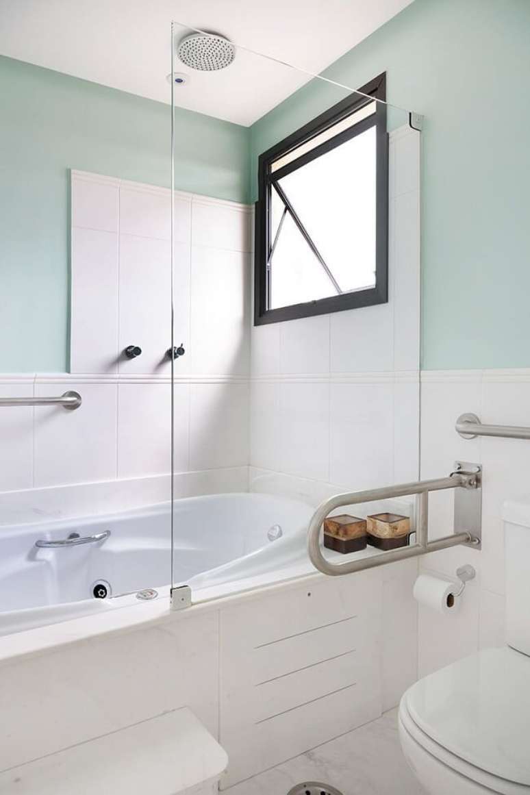 69. Banheiro com banheira e chuveiro de teto embutido. Fonte: Oliva Arquitetura