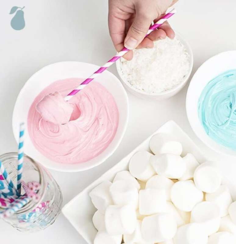 22- No chá revelação os Marshmallows têm coberturas rosa ou azuis. Fonte: Casa e Festa