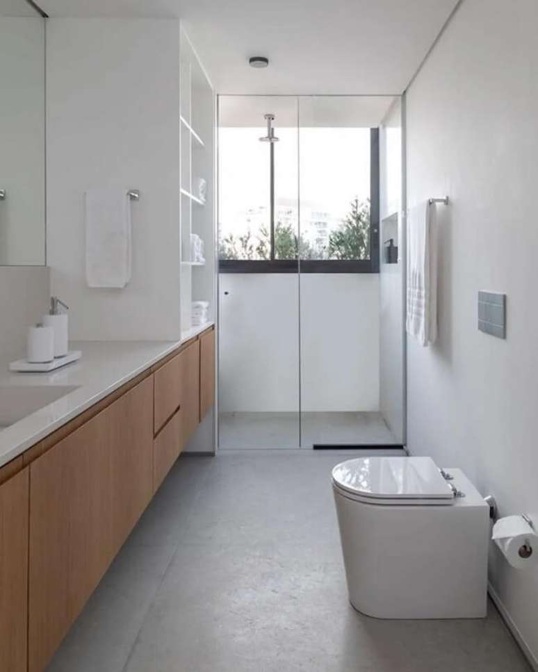 28. Iluminação natural e ventilação deixam o banheiro com chuveiro de teto ainda mais aconchegante. Fonte: Sala 2 Arquitetura