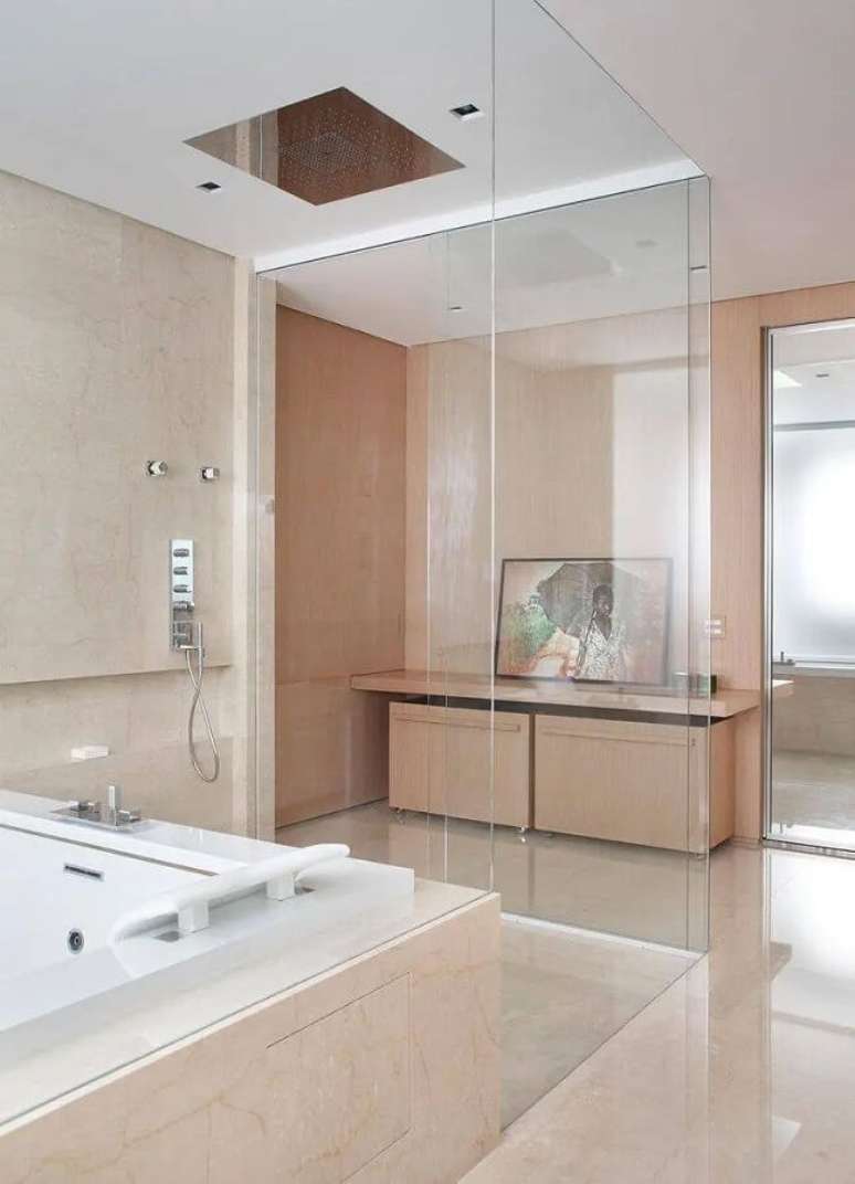 43. Banheiro moderno com banheira e chuveiro de teto cromado. Fonte: Patricia Martinez Arquitetura