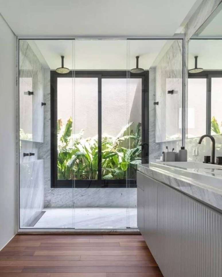7. As plantas trazem um toque fresco para a decoração de banheiro com chuveiro de teto. Fonte: Shinagawa Arquitetura