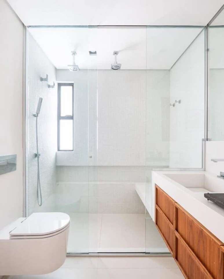 77. Arm&aacute;rio de madeira e chuveiro de teto completam o decor. Fonte: Zalc