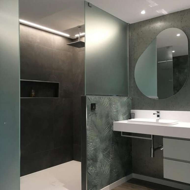 21. Decoração moderna e elegante com chuveiro de teto e espelho orgânico. Fonte: @loustau_concept_pau