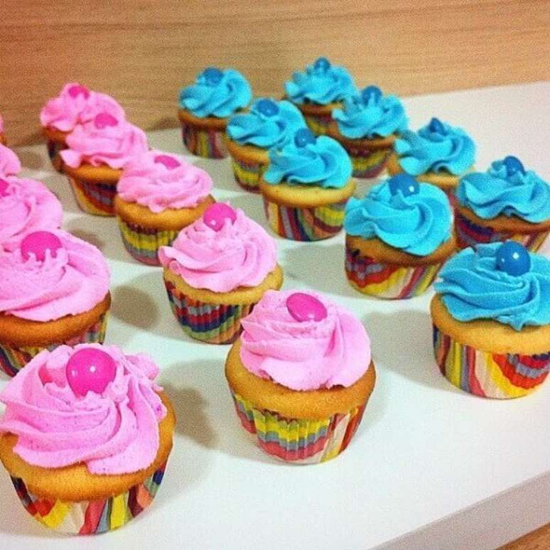 34- Os cupcakes foram confeitados com chantilly rosa ou azul. Fonte: Casa e Festa