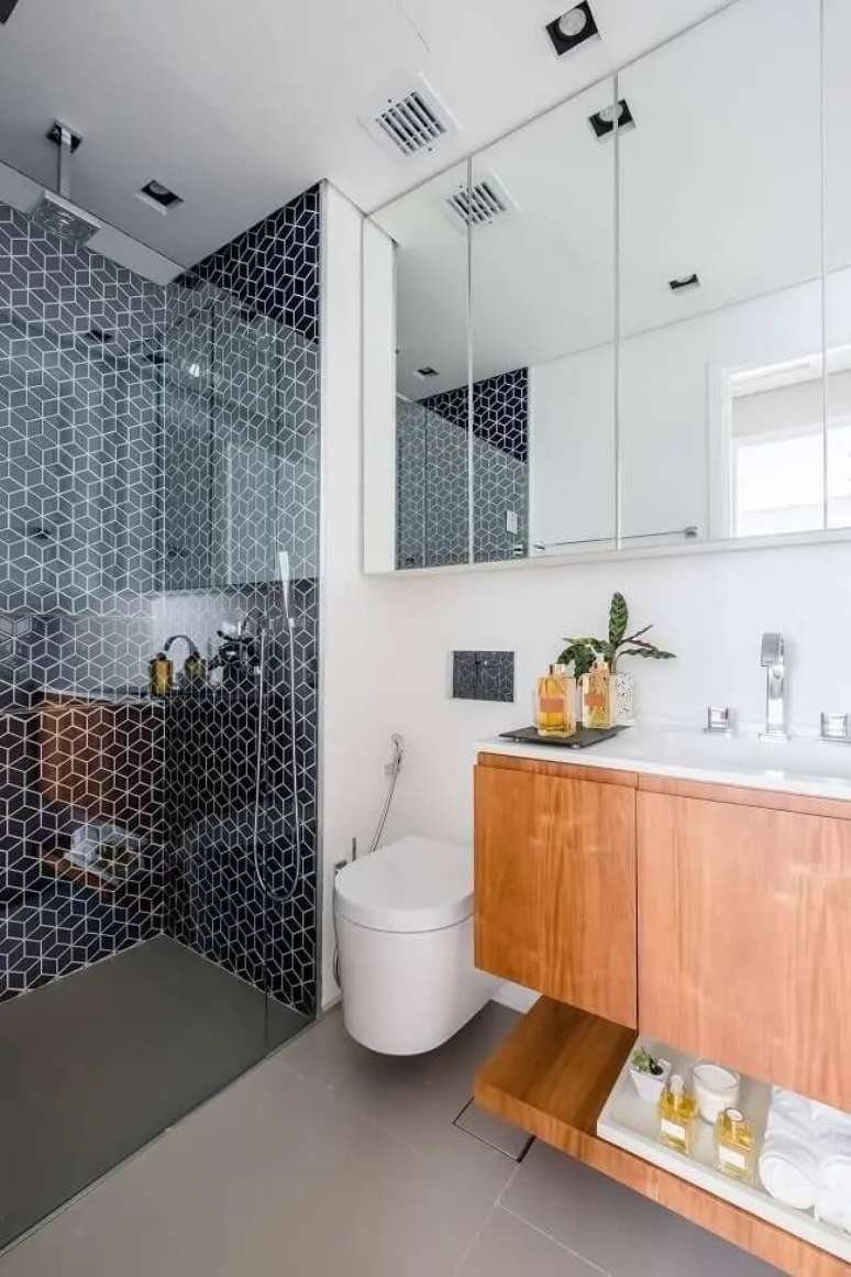 72. Banheiro com armário planejado, espelheira e chuveiro de teto. Fonte: Rua 141 Arquitetura