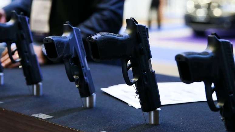Armas de fogo utilizadas pela polícia expostas em mesa