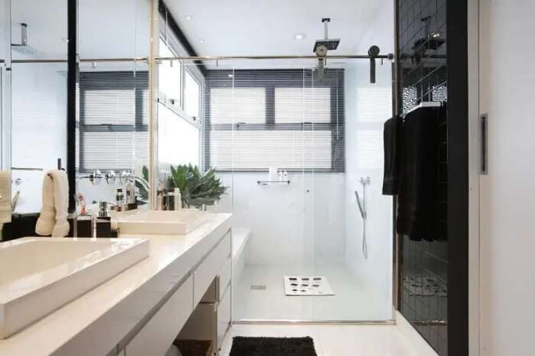 20. O chuveiro de teto esta presente nos projetos de banheiros modernos. Fonte: Leo Shehtman