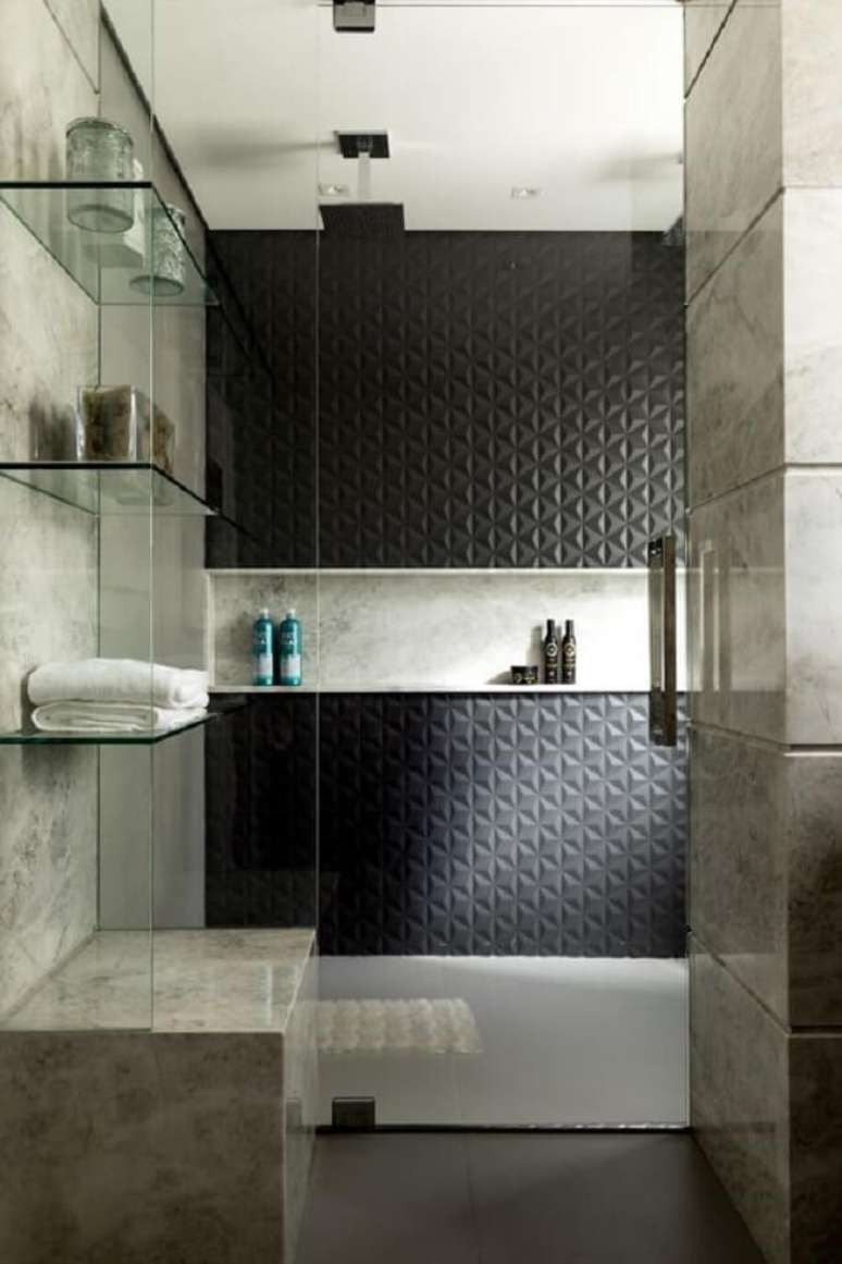 60. Banheiro com revestimento 3D preto e chuveiro de teto. Fonte: Rogerio Galli