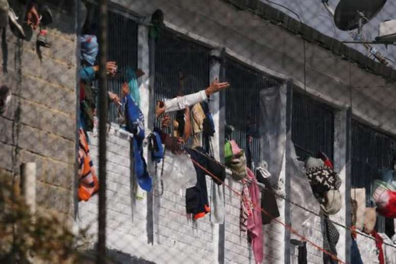 Presos agrupados nas janelas das celas após rebelião na prisão La Modelo em Bogotá, Colômbia
22/03/2020
REUTERS