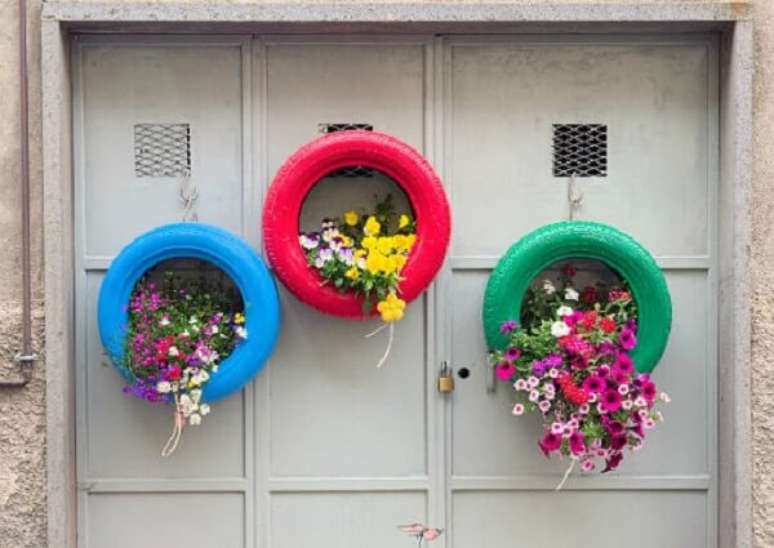 81. Artesanato com pneus: jardim com pneus coloridos. Fonte: Casa e Construção