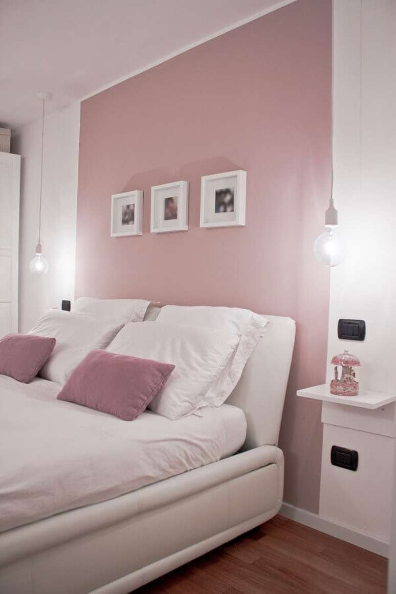54. Quarto de casal decorado com candy colors tinta rosa para parede em cabeceira da cama – Foto: Futurist Architecture