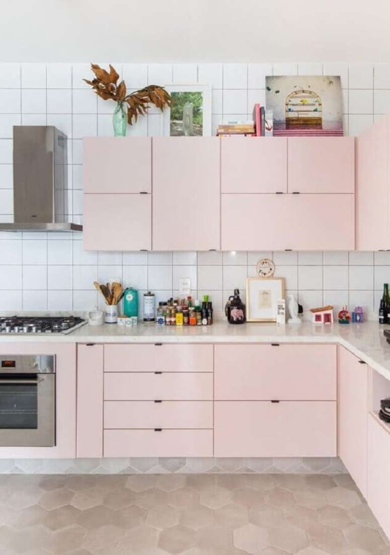 17. Cozinha candy colors simples decorada com armários com estilo antigo – Foto: Histórias de Casa
