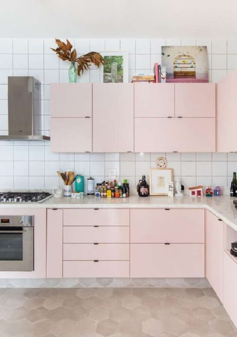17. Cozinha candy colors simples decorada com arm&aacute;rios com estilo antigo &ndash; Foto: Hist&oacute;rias de Casa