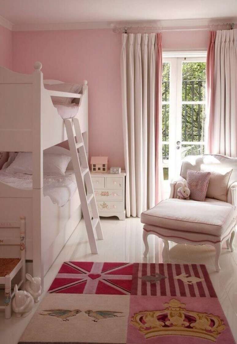 60. Rosa candy colors para decoração de quarto feminino infantil com beliche branca – Foto: VSP Interiors