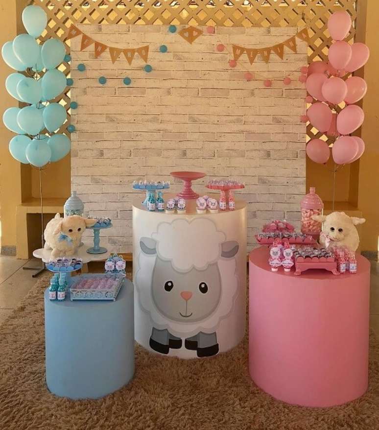 23- Na festa ch&aacute; de revela&ccedil;&atilde;o com tema de carneirinho, as mesas e bandejas s&atilde;o rosa e azuis. Fonte: Fazendo a Festa