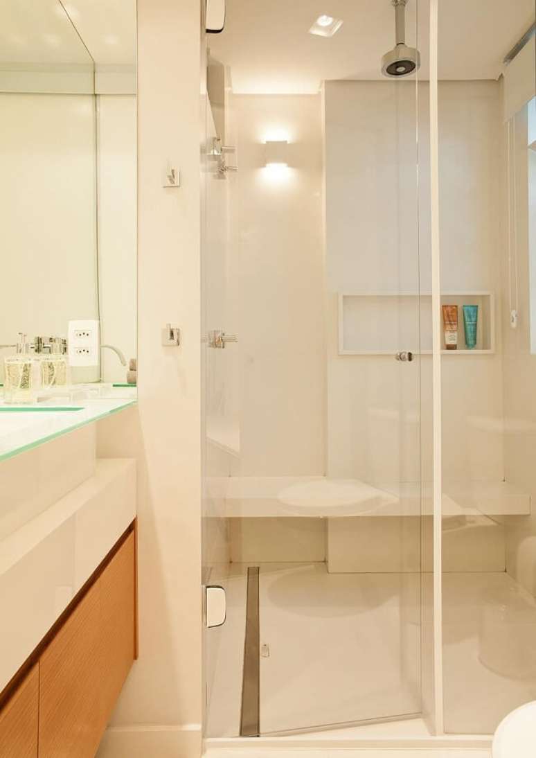 26. Modelo de chuveiro de teto embutido para banheiro clean. Fonte: Studio Scatena Arquitetura