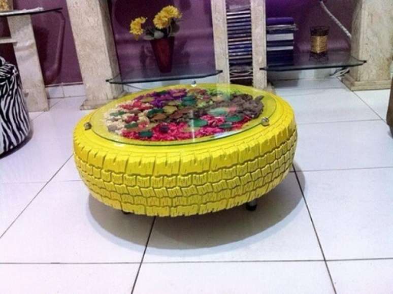 35. Mesa de centro é um clássico do artesanato com pneus. Fonte: Recycled Crafts