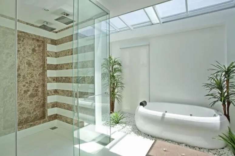80. A iluminação natural invade a decoração desse banheiro com chuveiro de teto. Fonte: Iara Kilaris