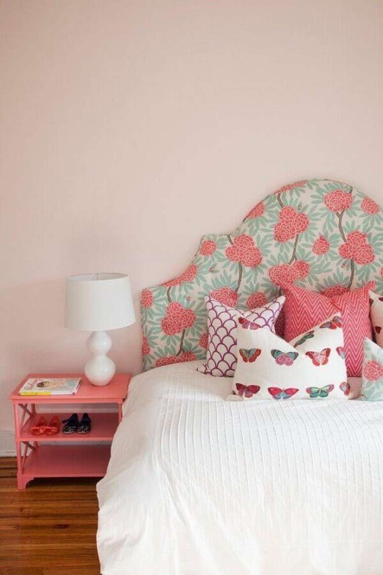 56. Decora&ccedil;&atilde;o de quarto simples com cabeceira estampada e candy color tinta rosa &ndash; Foto: Houzz