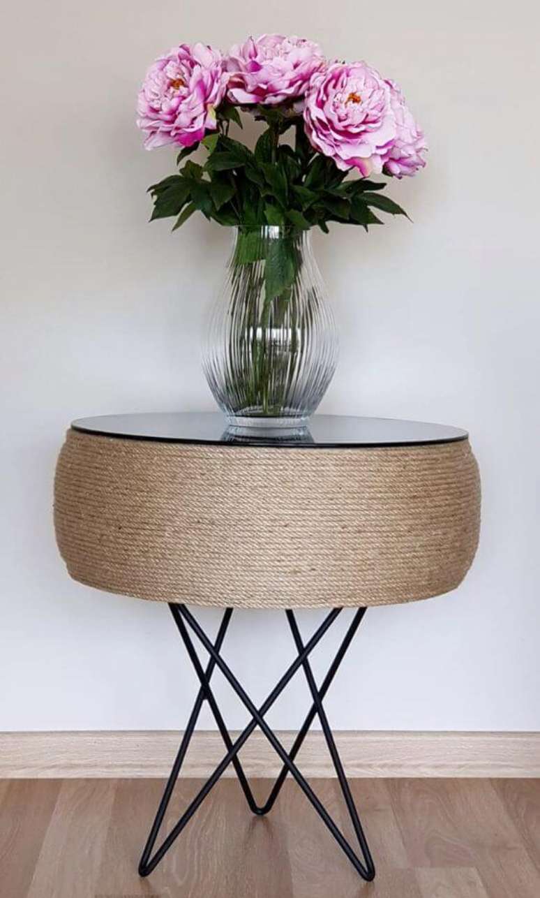 4. Transforme um cantinho do ambiente com artesanato com pneus. Fonte: Sultan Sel&ccedil;ik