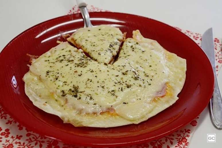 Pizza de frigideira com massa de pastel – Foto: Guia da Cozinha