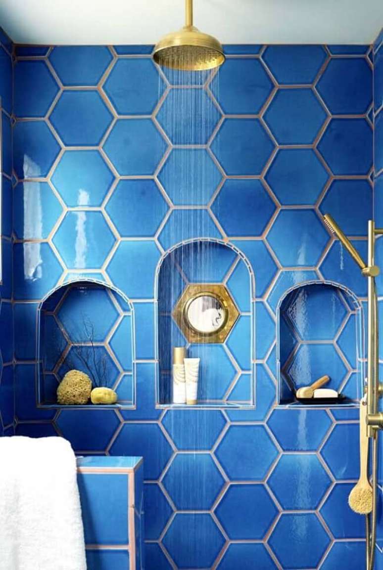 39. Banheiro retr&ocirc; com chuveiro de teto. Fonte: Decor F&aacute;cil