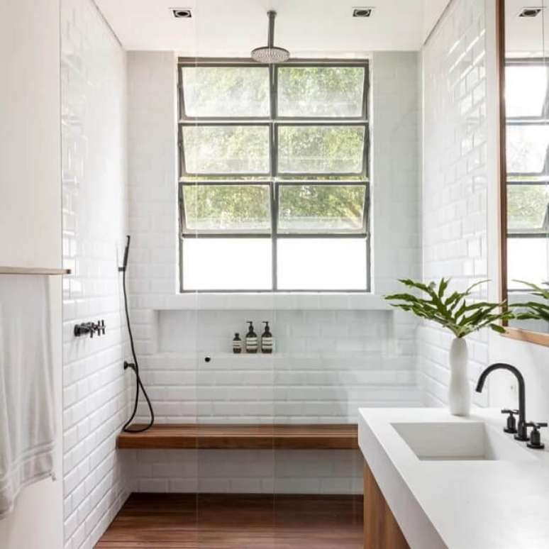 1. A janela do banheiro permite maior circulação de ar no ambiente. Fonte: Studio Kos