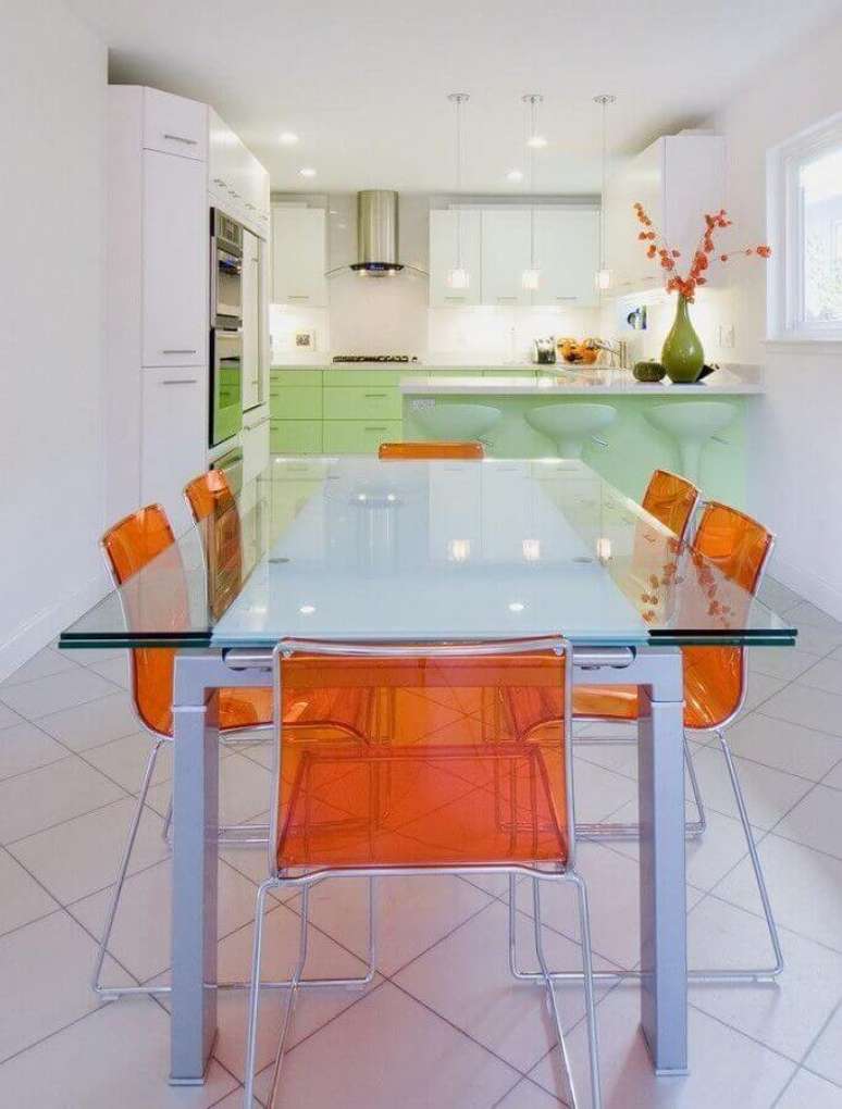 30. N&atilde;o tenha medo de usar cores mais vibrantes na decora&ccedil;&atilde;o candy colors &ndash; Foto: Apartment Therapy