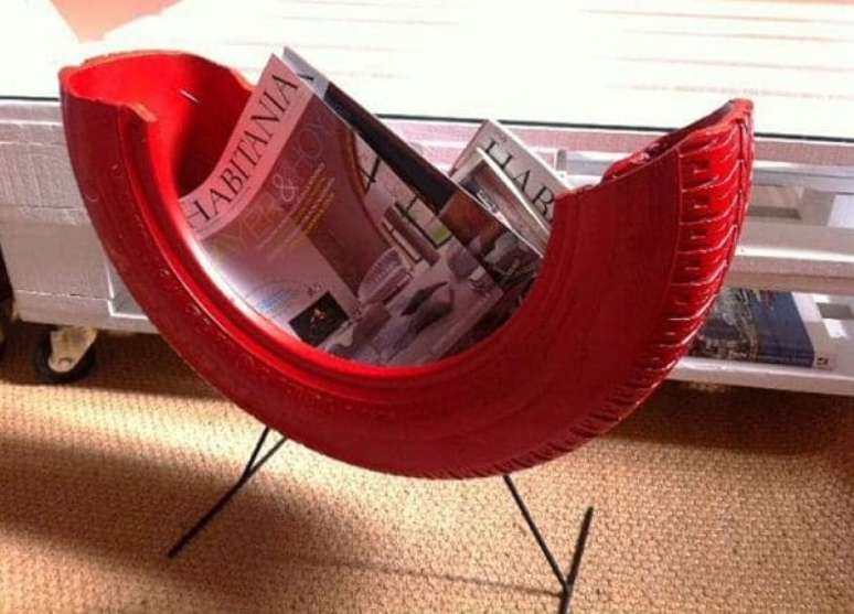 69. Artesanato com pneus: porta revista vermelho para a sala. Fonte: Total Construção