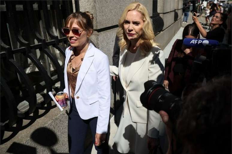 Annie Farmer (à esquerda) chega ao tribunal com seu advogado