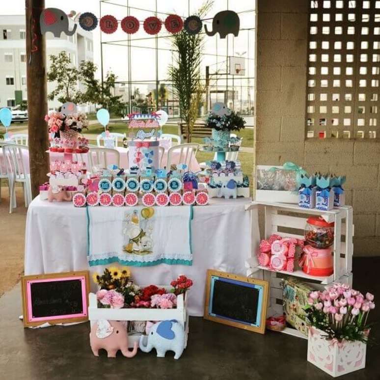 3- A decoração chá revelação utiliza as cores rosa a azul para criar uma expectativa entre os convidados. Fonte: Mona Lee Soares