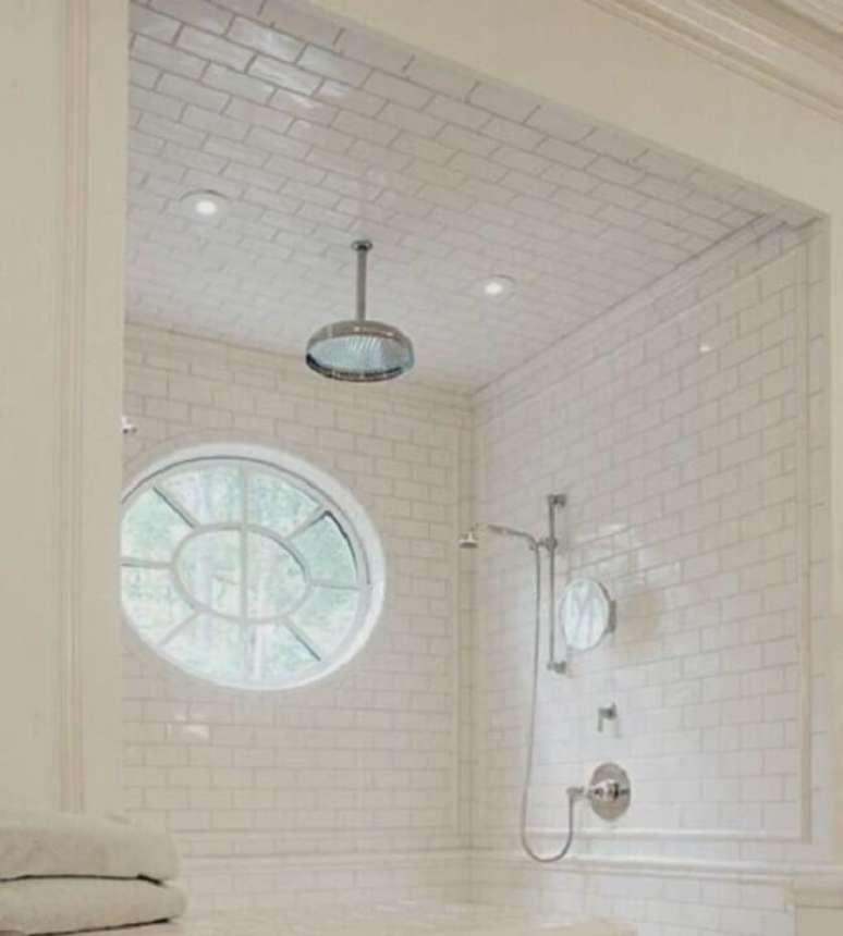 78. A luz natural traz ainda mais conforto para quem usa o banheiro com chuveiro de teto. Fonte: Georgina Design