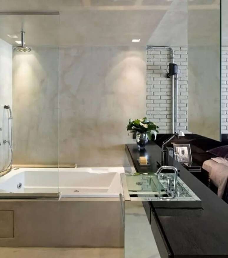 33. Chuveiro de teto cromado e banheira simples. Fonte: Diego Revollo