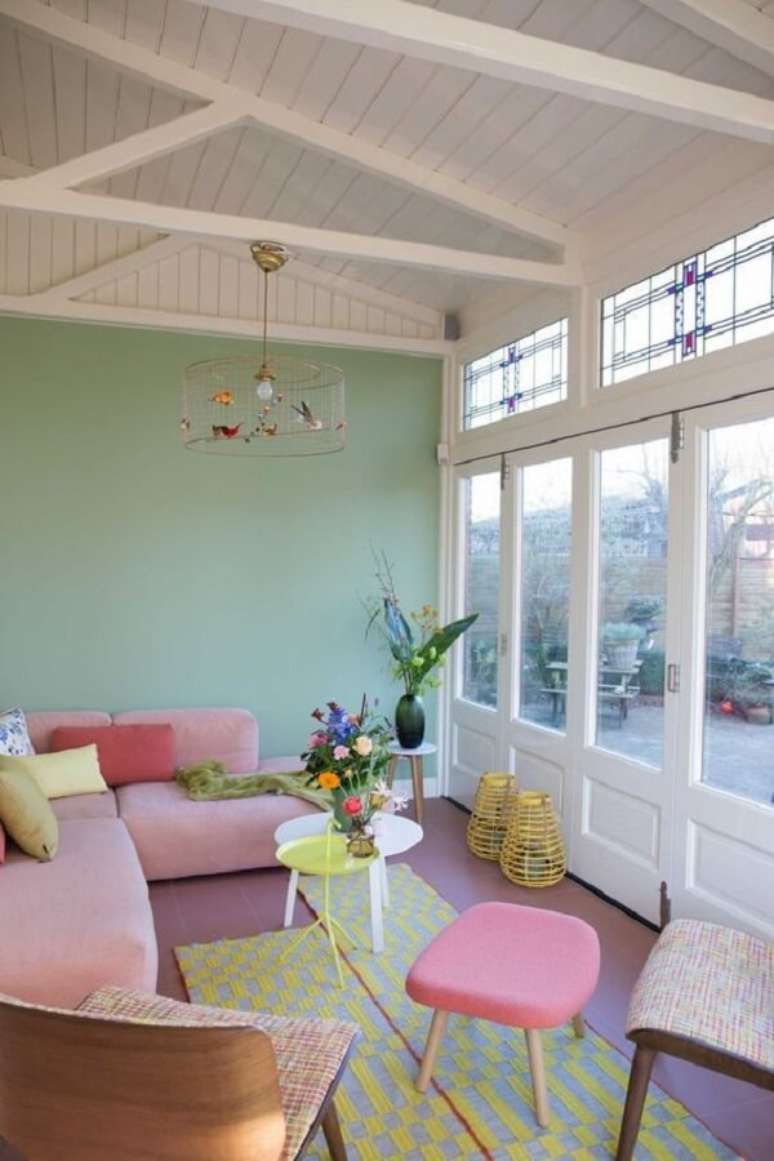 72. Crie um ambiente divertido com pe&ccedil;as candy colors. Fonte: Creativemary