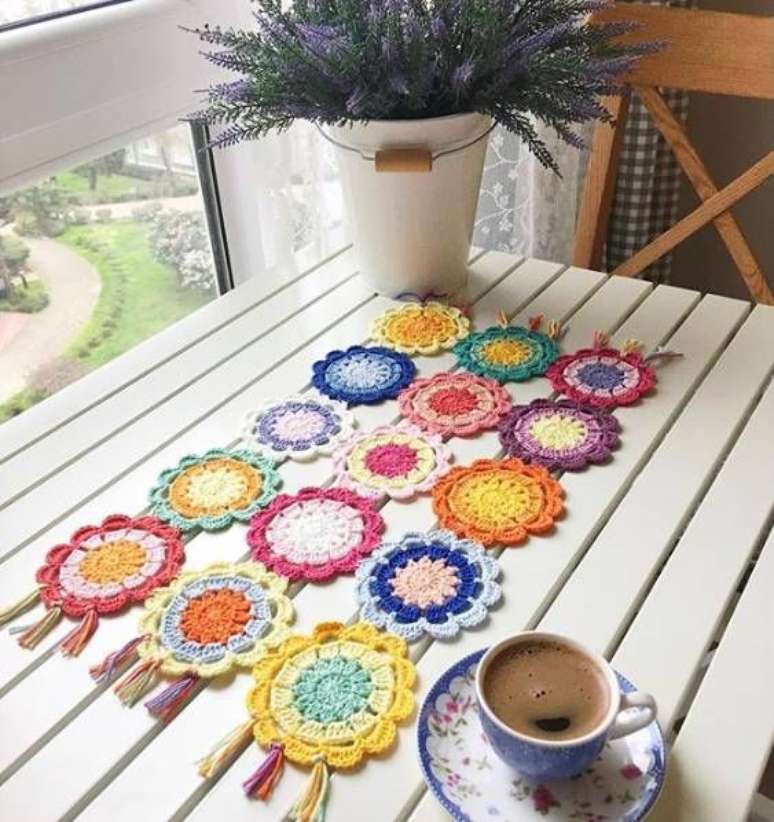 60. Caminho de mesa feito com t&eacute;cnicas de croch&ecirc; para iniciantes &ndash; Via: Artesanato Total