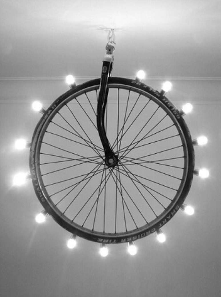 34. Lind&iacute;ssima lumin&aacute;ria de pneu de bicicleta. Fonte: Recycled Crafts