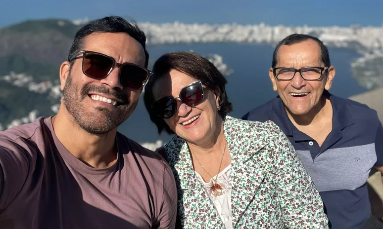 Felipe Coelho com os pais Osélia e Geraldo 