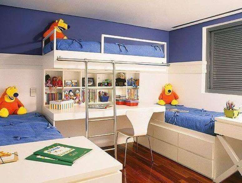 26. Beliche em L para quarto infantil com mesa de estudo – Foto Fernanda Marques