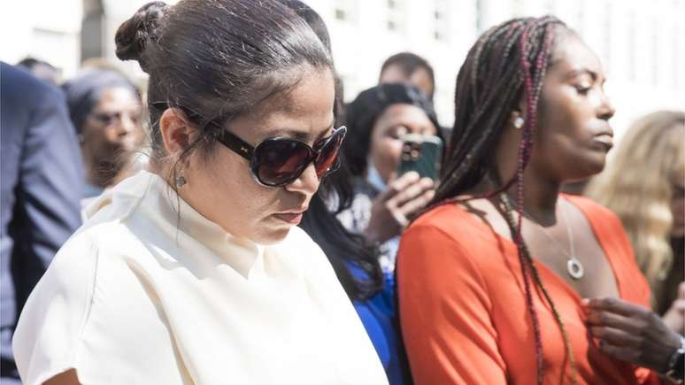 Lizzette Martinez e Jovante Cunningham, duas das mulheres que acusaram R. Kelly de abuso sexual, participaram de entrevista coletiva em frente a tribunal de Nova York nesta quarta-feira (29)